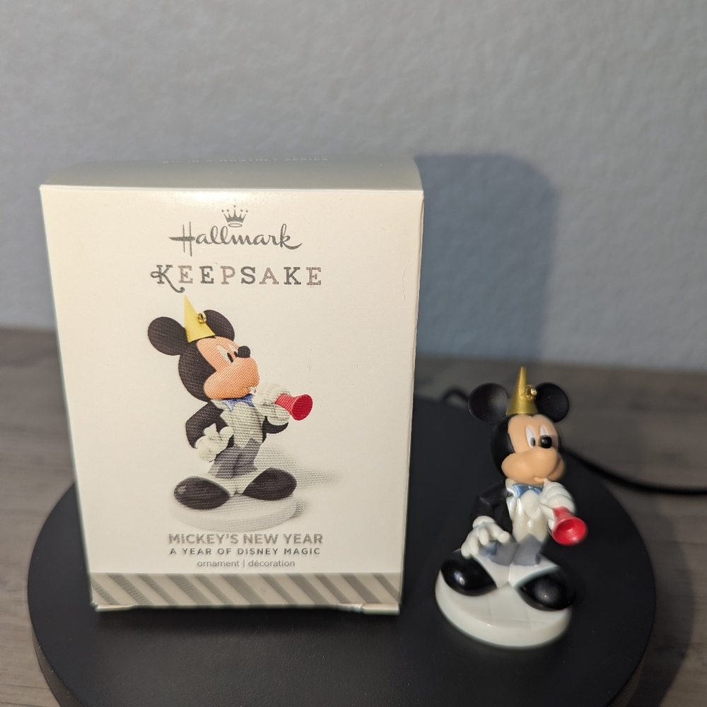 Hallmark Ornament 2014 Mickeys New Year 6th in Series A Year of Disney Magic